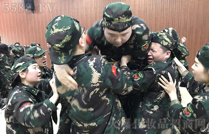 眾人拾柴火焰 高齊心協(xié)力創(chuàng)佳績 眾人拾柴火焰 高齊心協(xié)力創(chuàng)佳績