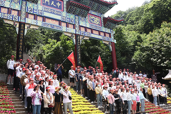 �Ͼ�ɽ���������˵���Ȼɽˮ