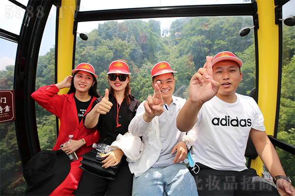 һ���ˣ�һ�l����һ��������һ��ǰ�M(j��n)��