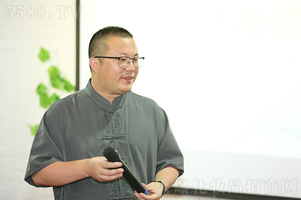 һ���ˣ�һ�l����һ������һ��ǰ�M(j��n)��