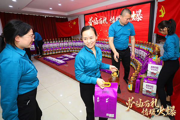 勞動有禮,情暖火爆!火爆網(wǎng)為員工派送五一勞動節(jié)福利! 勞動有禮,情暖火爆!火爆網(wǎng)為員工派送五一勞動節(jié)福利!