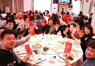 ����һ���2018���ψA�M��̖����ͬӭ��2019��